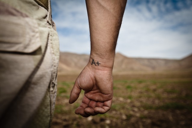 Norsk soldate med blodtypen tatovert på håndleddet - Faryab, Afghanistan. Foto: Marius Arnesen / NRK