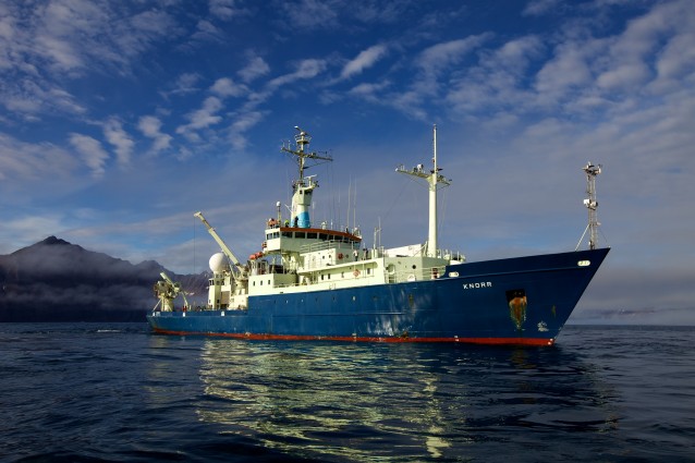 Forskningsskipet RV «Knorr» utenfor kysten av Grønland i 2011.