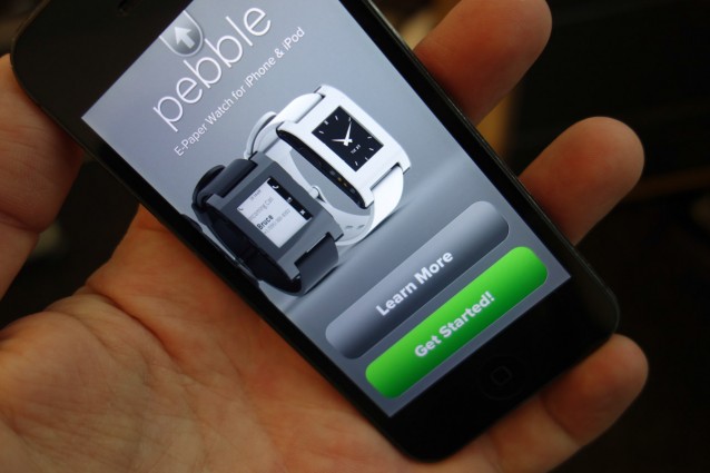 Pebble snakker med en egen app på din Android- eller iOS-telefon