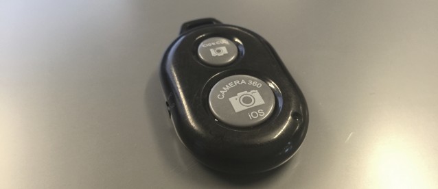 Bluetooth-fjernkontroll for bruk med selfie-stangen. Foto: Marius Arnesen / NRKbeta.no