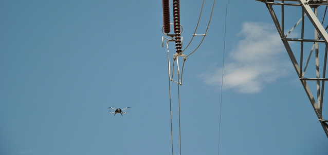 Drone inspiserer høystpentmaster. Foto: Western Area Power (CC 2.0)