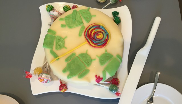 Kaken som ble servert oss. En slags feiring av Android Lollipop, og et lite eple som blir spist av en av androidene.