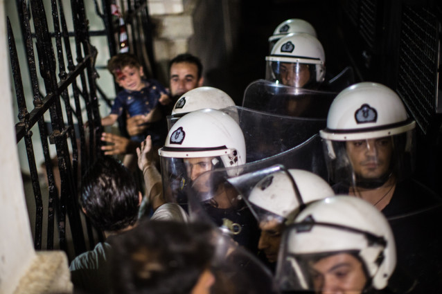 Det gikk relativt hardt for seg utenfor politistasjonen på Kos når frustrerte og desperate flyktninger braket sammen med gresk opprørspoliti. Foto: Marius Arnesen / NRK 