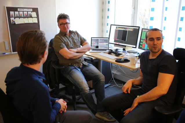 Interface developers in a cross-discipline discussion. (Photo: Vincent Reilly, NRK)