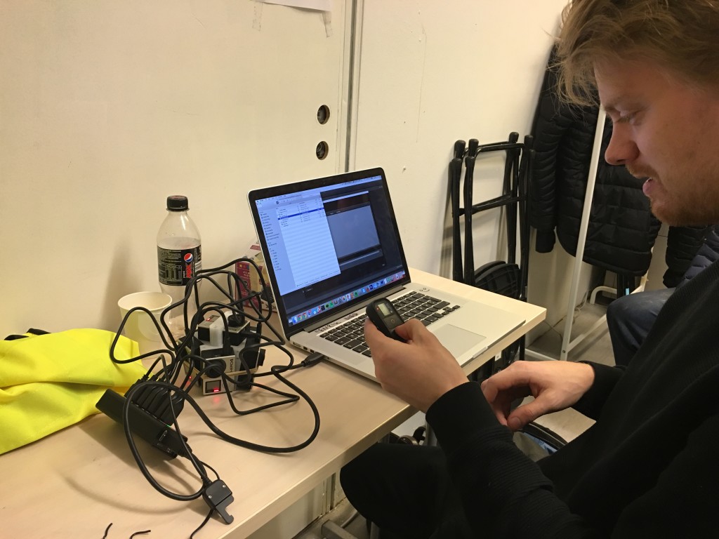 Henrik Lied i NRKbeta lader kameraene og overfører video fra 6 ulike minnekort. Dette blir til slutt en VR-video. Foto: Marius Arnesen / NRKbeta