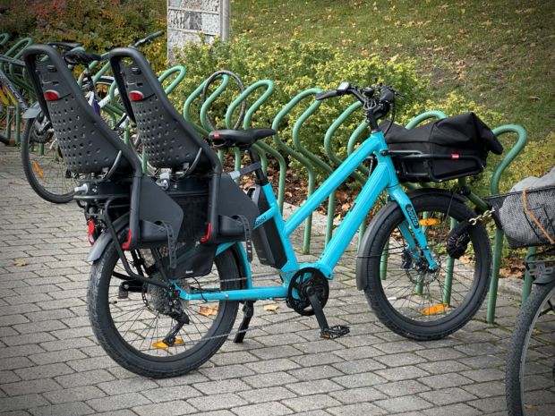Elektrisk sykkel med plass til to barneseter bak og ekstra baggasje foran