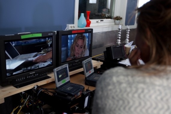 Regisør Eva Dahr ved regikonsollen, monitorene viser bilder fra hver av de to kameraene.