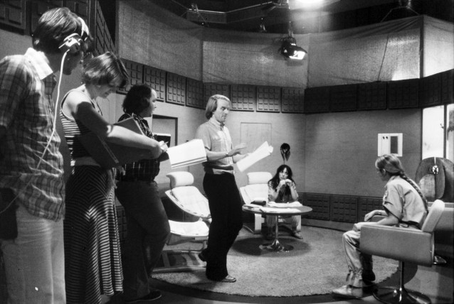 Stein Roger Bull instruerer i Studio 2, rundt ham står deler av teamet, to skuespillere sitter i bakgrunnen.