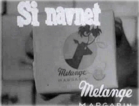 Sort-hvitt foto fra gammel reklamefilm for Melange Margarin. Bilde av margarinpakke og teksten "Si navnet - Melange margarin"