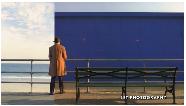 bilde av en mann som står og ser utover havet. halve bildet er blåvegg, halve bildet troverdig sjøutsikt