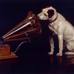 maleri av hunden Nipper som lytter til sin avdøde eiers stemme fra en fonograf