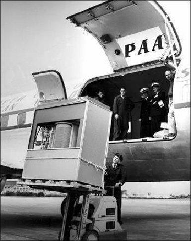 En harddisk på ett tonn (kapasitet 5 MB) i ferd med å bli løftet inn i et fly