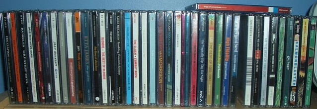 ca 40 CD'er i en hylle
