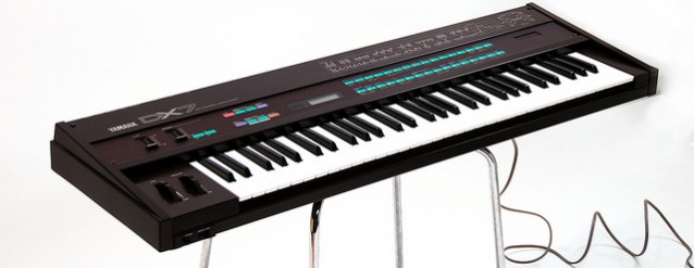 En Yamaha DX-7 synthesizer stående på et stativ