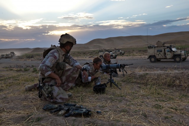 Norske soldater observerer treffninger ved den Afghanske byen Kwaja Kinti. Foto: Marius Arnesen / NRK