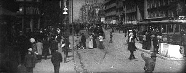gatebilde i sort-hvitt fra San Francisco, 1906. Mennesker som går rundt i gatene og en sporvogn.