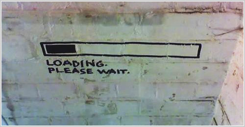 Tusjtegning på vegg av et nedlastingsprogresjonsmeter og teksten "Loading. Please wait."
