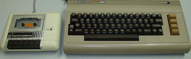En Commodore-computer fra 80-tallet med tilhørende kassettspiller for lagring av programmer