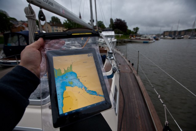 iPad med Navionics HD i vanntett pose. Foto: Marius Arnesen / NRKbeta