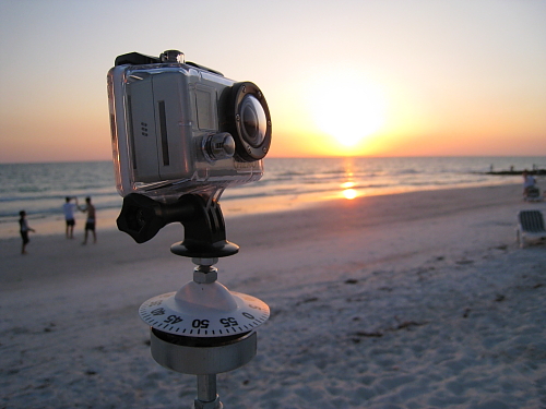 Et GoProkamera montert på en eggetimer som igjen står på et stativ på en strand.