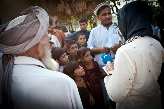 Gro gjør intervjuer på landsbygda utenfor Jalalabad. Foto: Marius Arnesen / NRKbeta.no