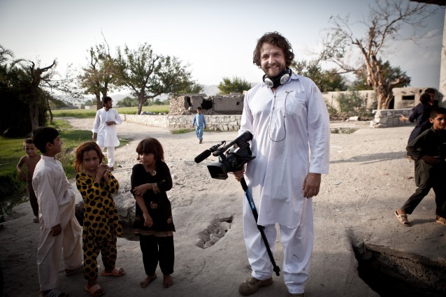 Fornøyd fotograf på landsbygda utenfor Jalalabad. Foto: Gro Holm / NRK