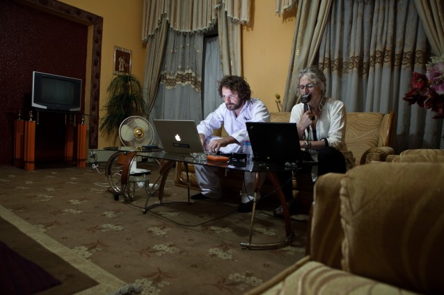 Provisorisk redigerings-suite på hotellet i Jalalabad. Foto: Marius Arnesen / NRKbeta.no