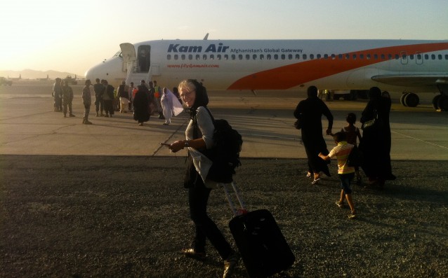 På vei fra Kandahar til Kabul med KAM Air. Foto: Marius Arnesen / NRKbeta.no