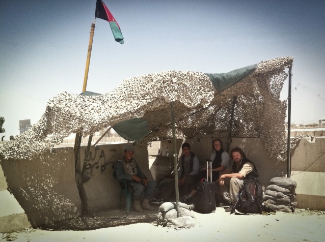Endeløs venting på et politi-checkpoint utenfor Kandahar flyplassen. Foto: Marius Arnesen / NRKbeta.no