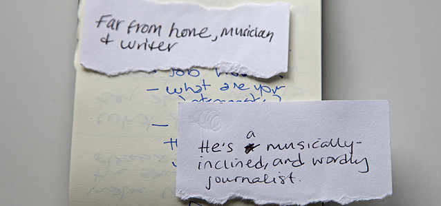 To håndskrevne lapper med to ulike feminine håndskrifter. Den ene: "Far from home, musician & writer". Den andre, "He's a musically-inclined, wordly journalist"