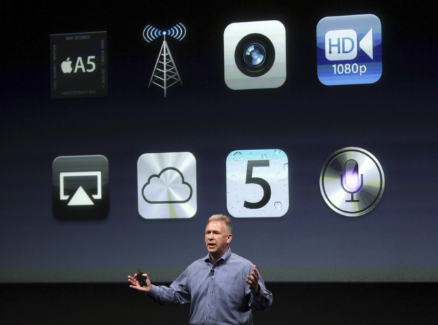 Apples Philip Schiller foran sliden som med ikoner viser nyhetene i iPhone 4S.