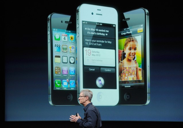 Apple CEO Tim Cook presenterer iPhone 4S. Foto: Scanpix/Afp/Kevork Djansezian