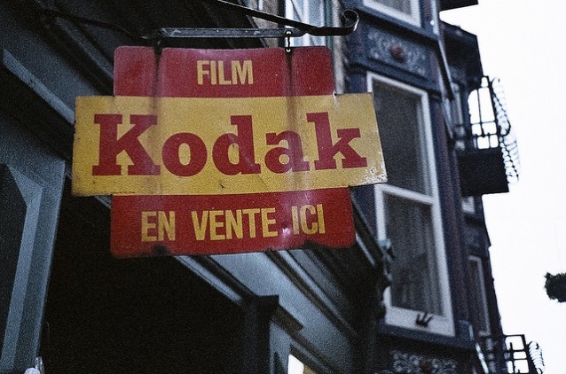 et gammelt Kodak-skilt på en butikkfasade - på kornete film