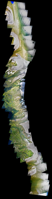 sammenmonterte luftfoto av en kystlinje