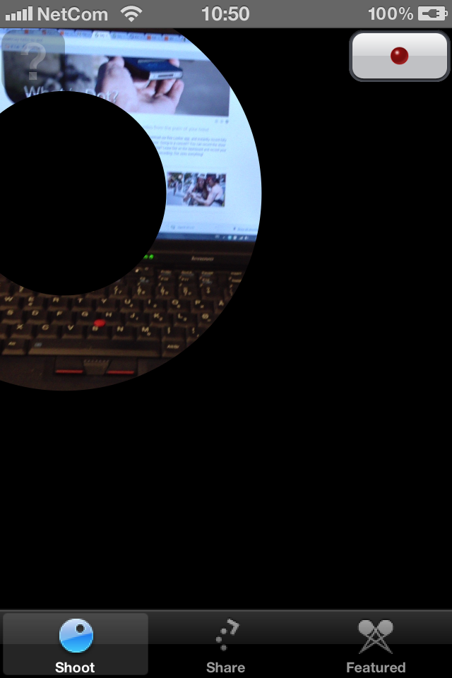 skjermskudd fra mobiltelefon. Et sort bilde, med unntak av en konsentrisk ring i hjørnet der man ser deler av en PC.