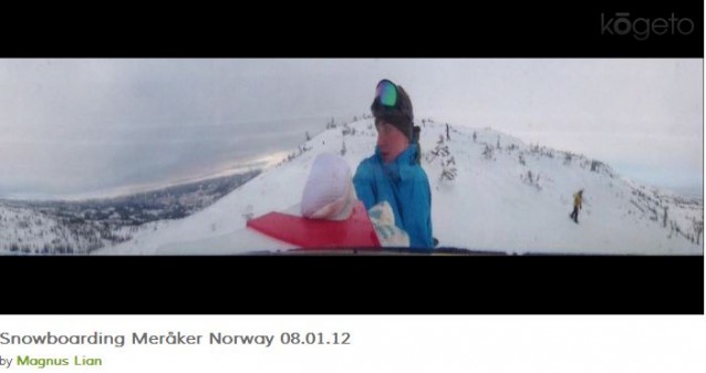 360graders bilde av en fyr som står snowboard i et hvitt landskap. Vi ser hånden hans holde en mobiltelefon