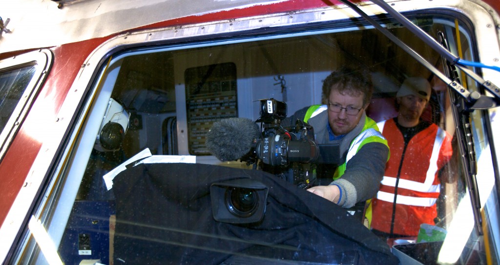 Thomas Hellum fester frontkameraet i lokomotivets førerhytte.