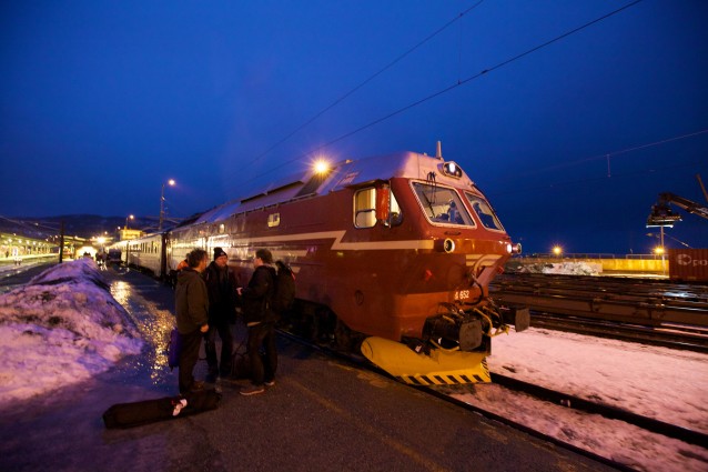 Dagtog Trondheim-Bodø nesten klart til avgang - bare NRK-folket på perrongen kommer seg om bord!