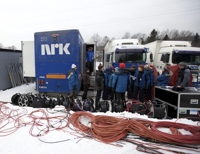 Deler av NRK-teamet foran produksjonsbussen