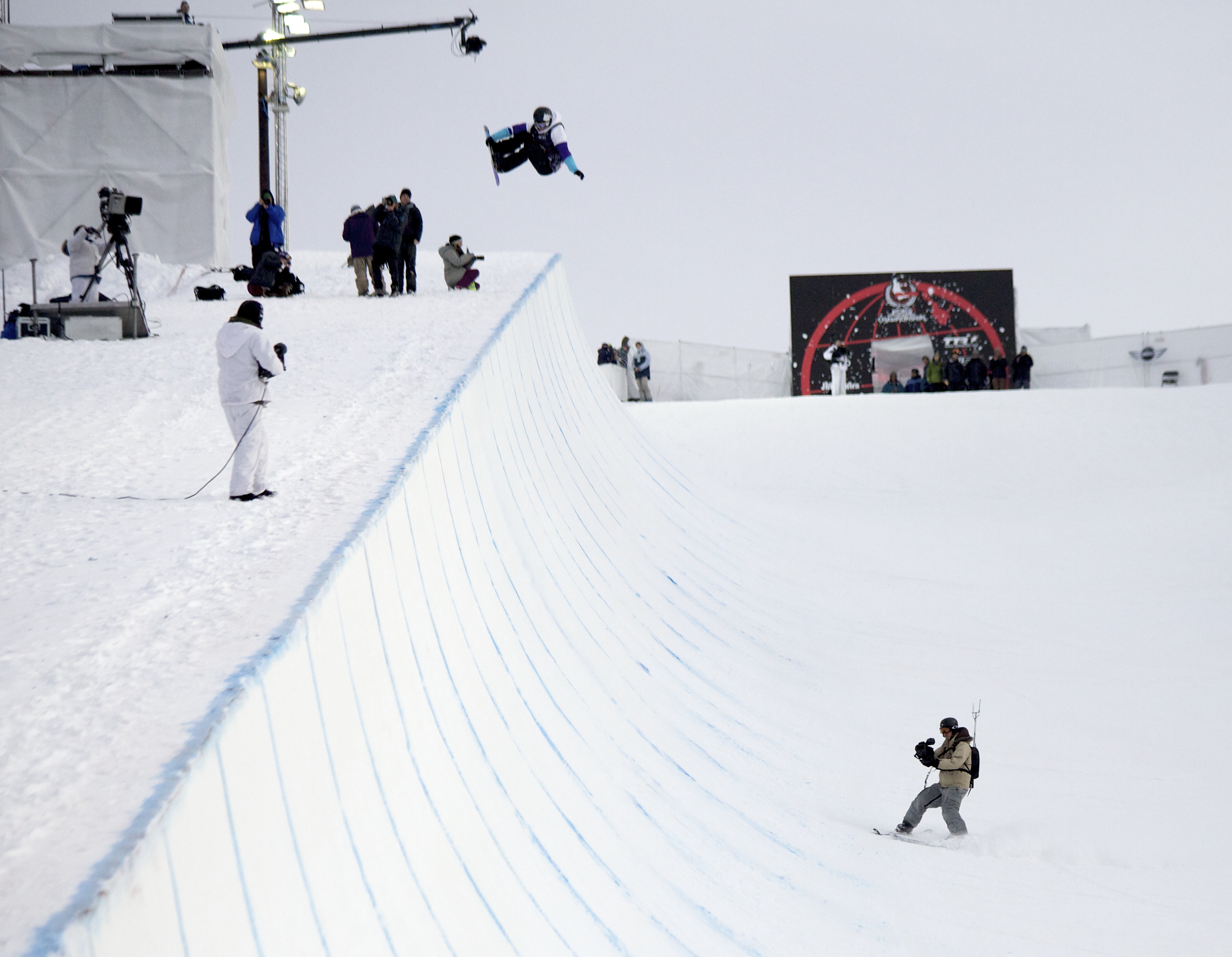 Jon Håtveit følger utøverne ned både halfpipe og slope, med sendesekk på ryggen, kamera i hånden og ski på bena.