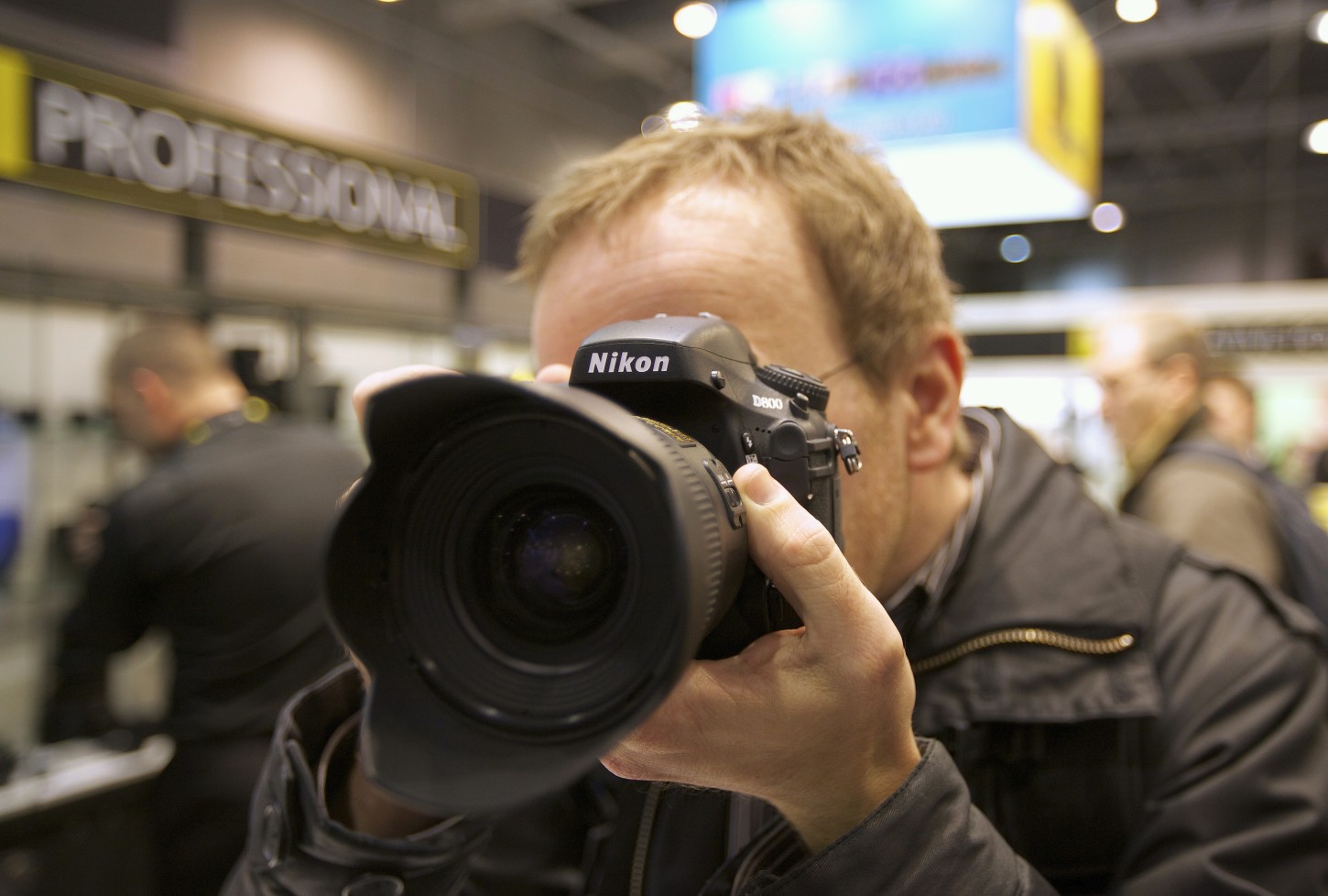 NRKbetas redaktør Eirik Solheim tester Nikons D800. Foto: Sindre Skrede / NRK