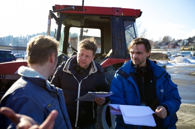 Tom Arne Haug i samtale med Atle Knudsen og Øyvind Nygjerde foran en traktor på bensinstasjonen i Vestfossen