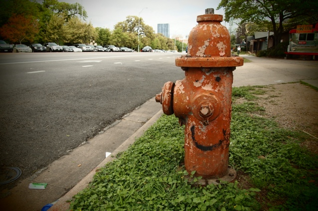 foto av en brannhydrant med et påtegnet smil og øyne.
