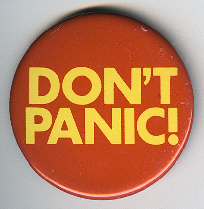foto av et rødt jakkemerke med teksten DON'T PANIC! i gult.
