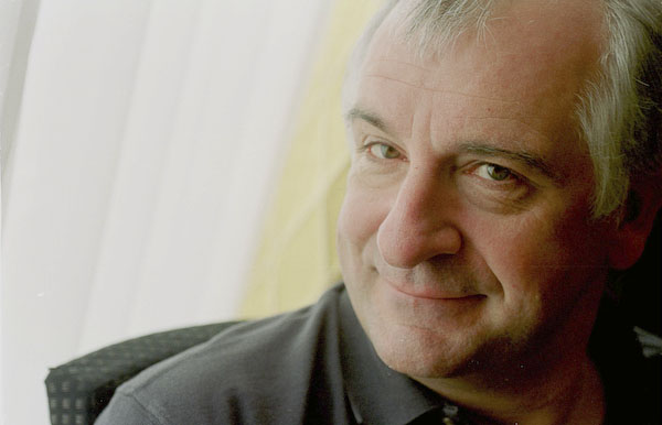 foto av en lurt smilende middelaldrende mann - Douglas Adams