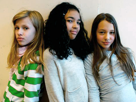 tre jenter oppstilt for kamera, yngre enn på forrige bilde