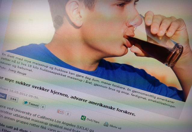 Foto av en nettavis-artikkel. Fotografi av en gutt som drikker brus med brødtekst under.
