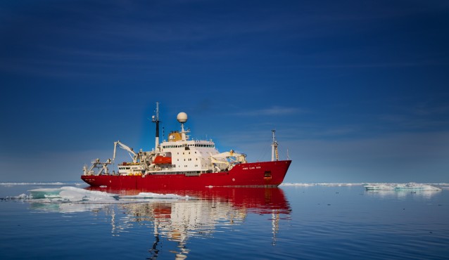 Et rødt forskningsskip kalt RRS «James Clark Ross», fotografert i is. 
