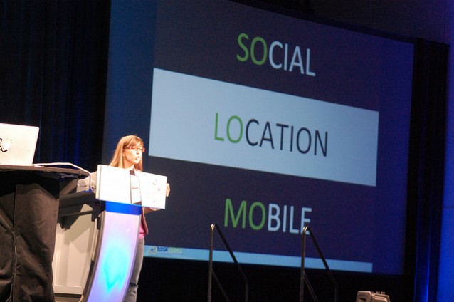 foto av en kvinne foran en skjerm der det står SOcial LOcation MObile