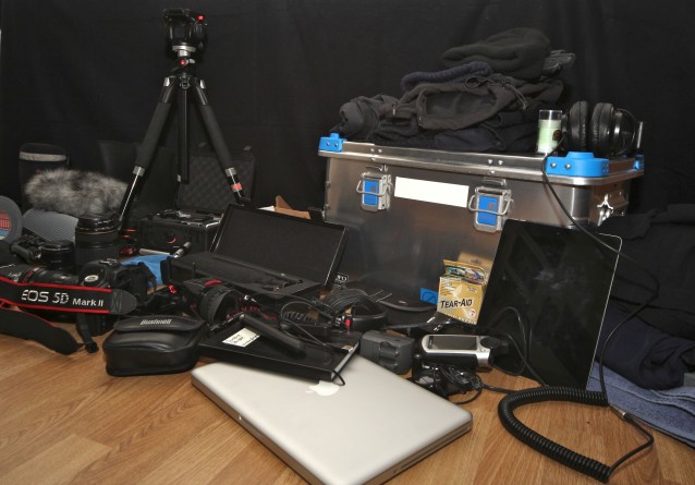 Mye produksjonsutstyr, et kamerastativ, kamera, datamaskin, koffert, mikrofon
